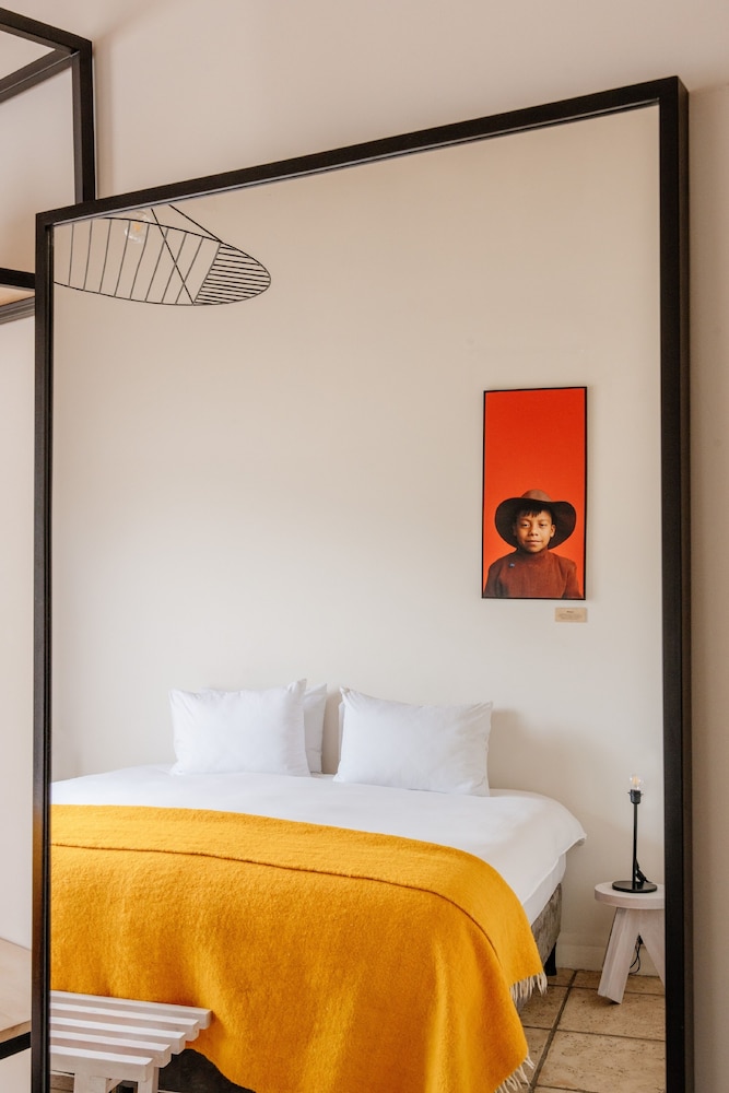 Pila, King Bed