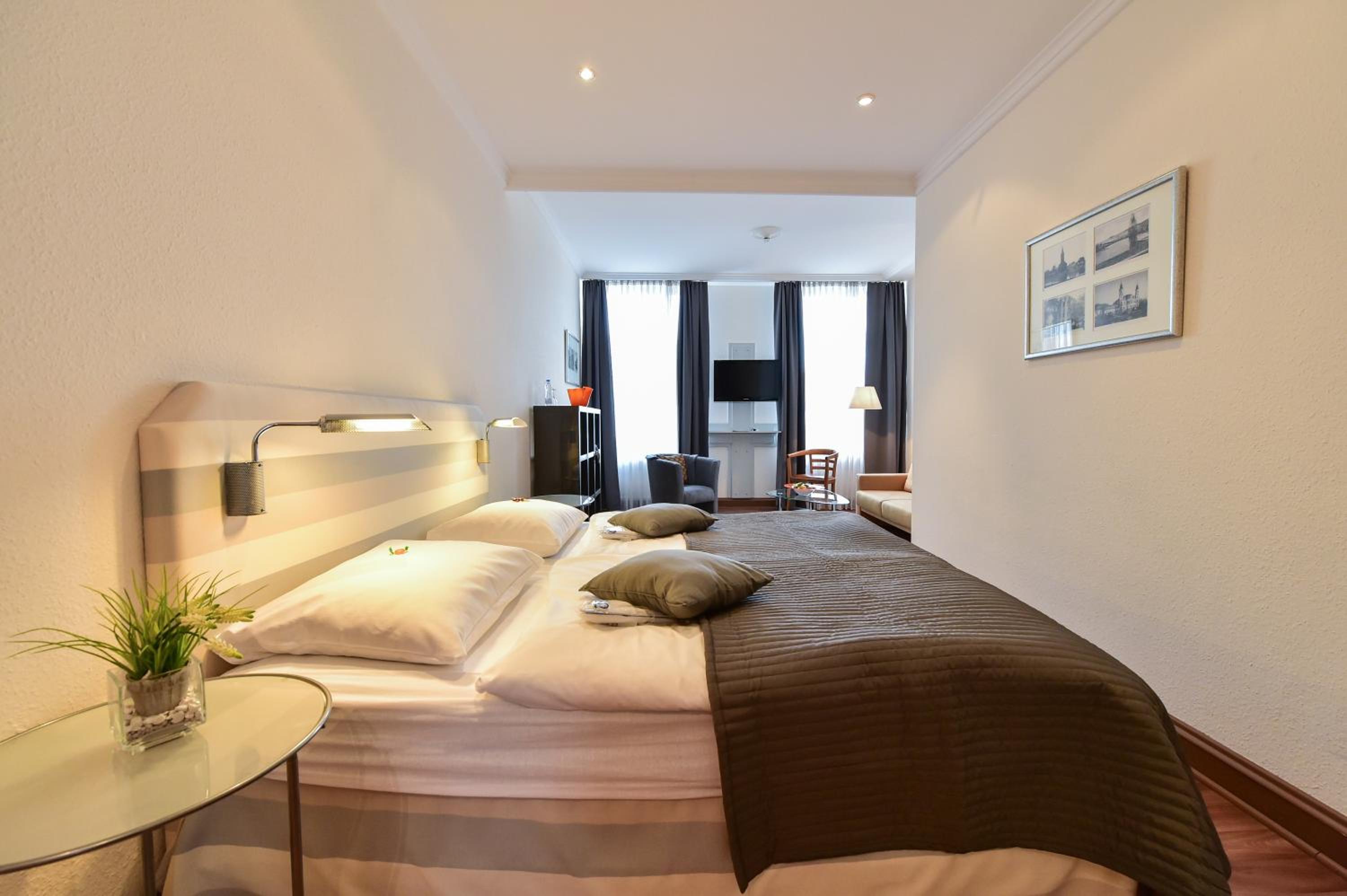 غرفة بسرير كينج