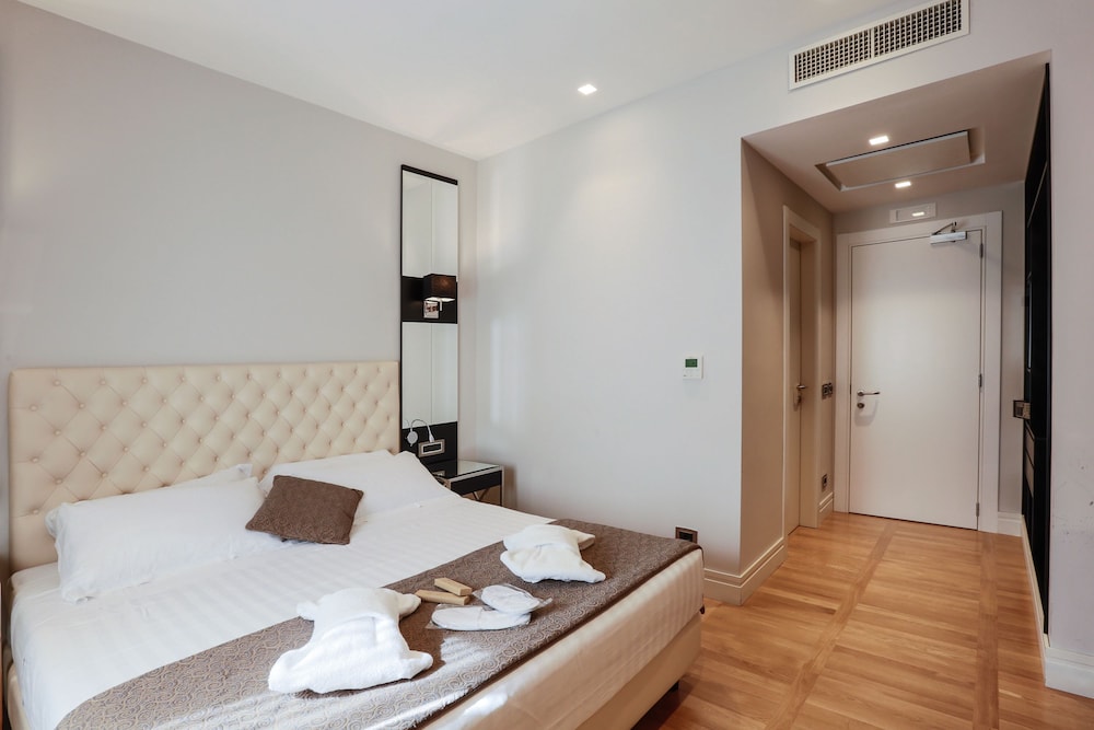 DELUXE, DOUBLE BED
