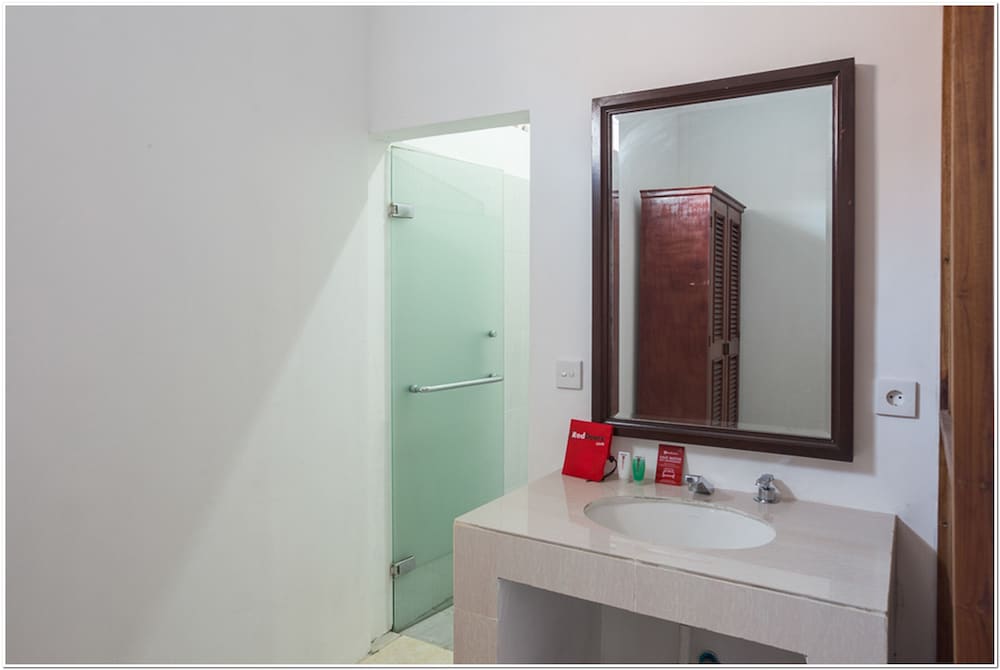 RedDoorz near Padang Galak Beach [VR] 12/15