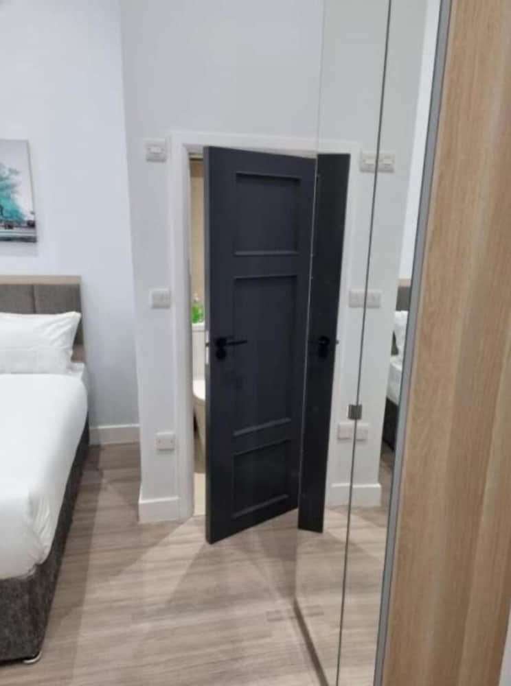 HYDE PARK SUITES 32/55