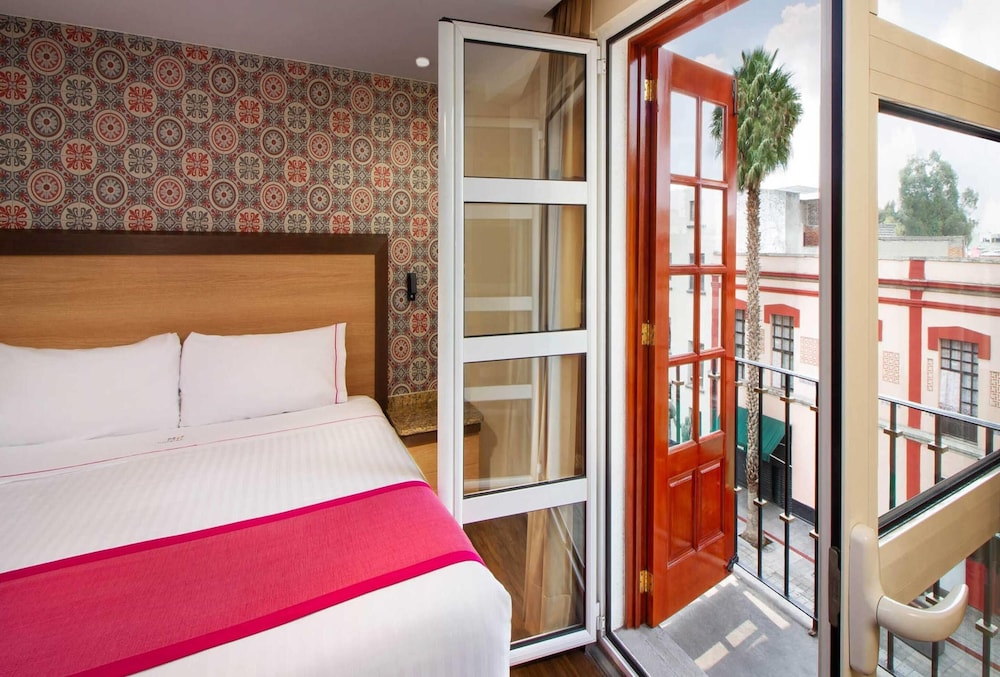 STANDARD, KING BED, BALCONY