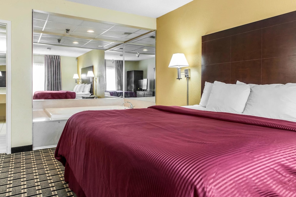 Clarion Inn & Suites Indianapolis Northwest 17/55