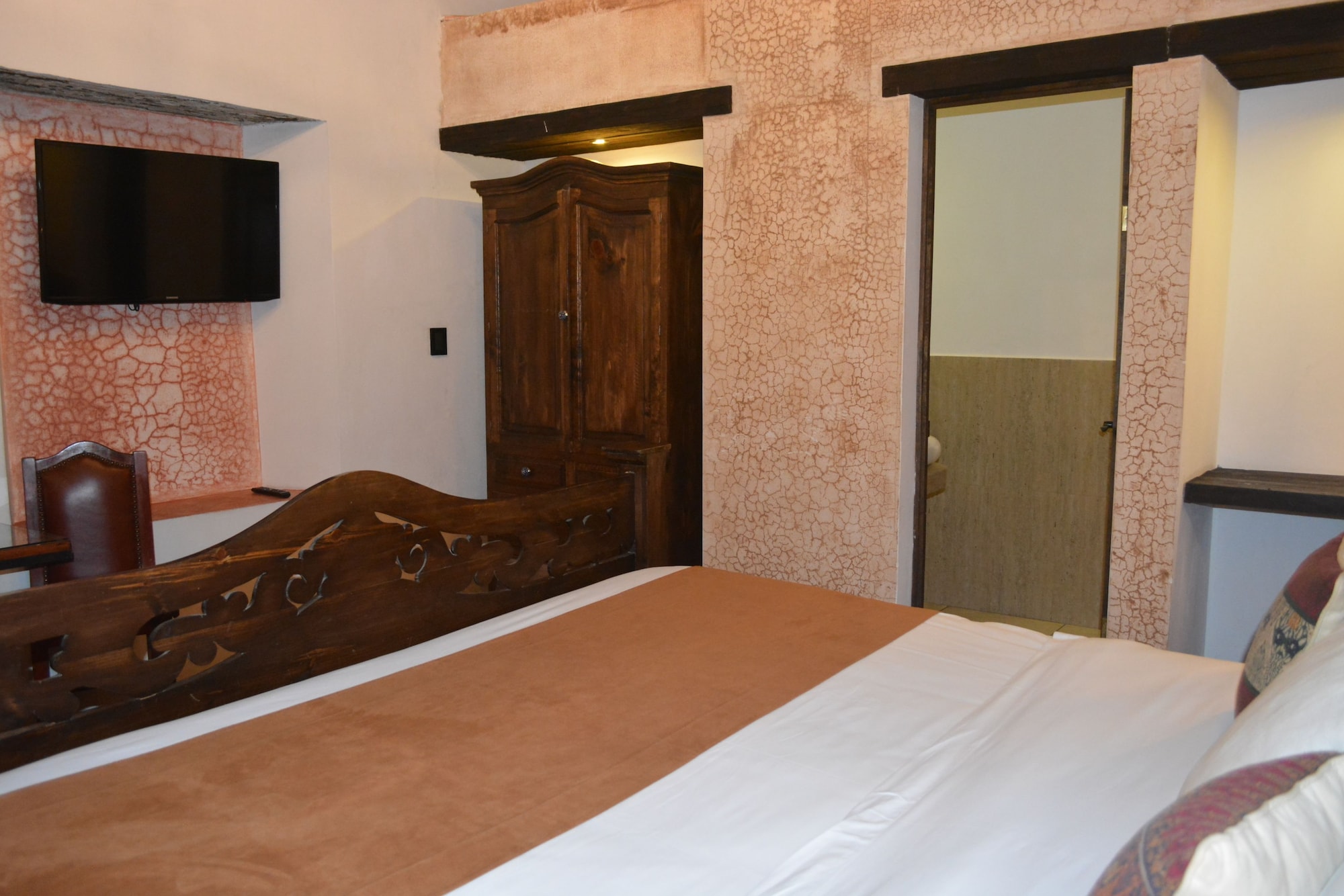 DELUXE, KING BED