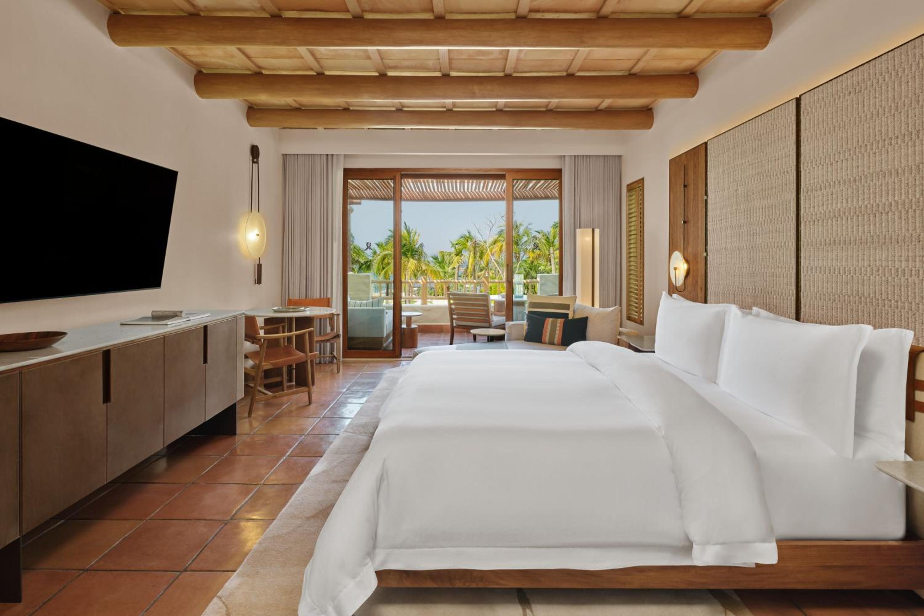 غرفة ديلوكس بسرير كينج بإطلالة على البحر، St Regis Punta Mita Resort 3/8