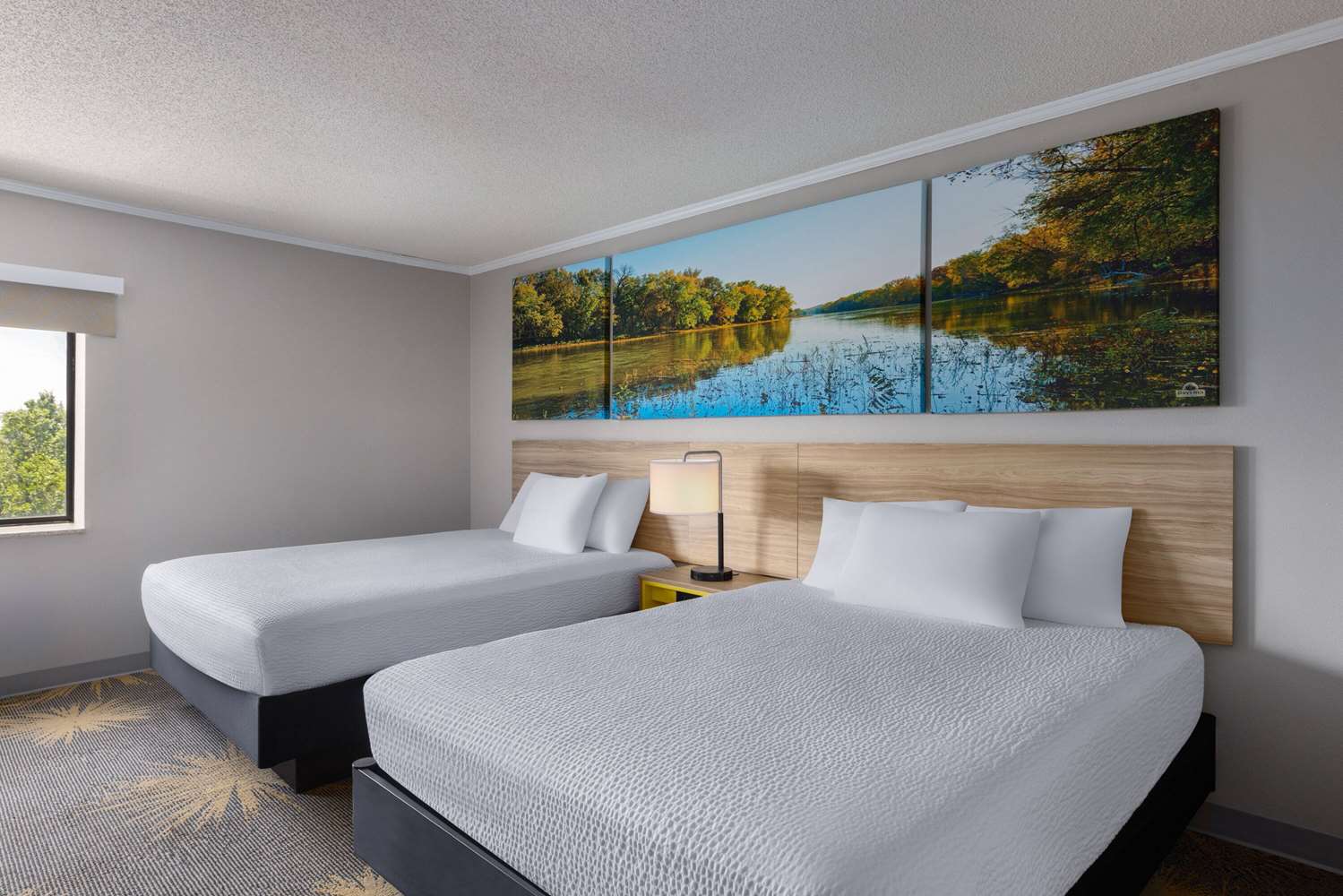 Days Inn & Suites By Wyndham Kansas City South 18/43