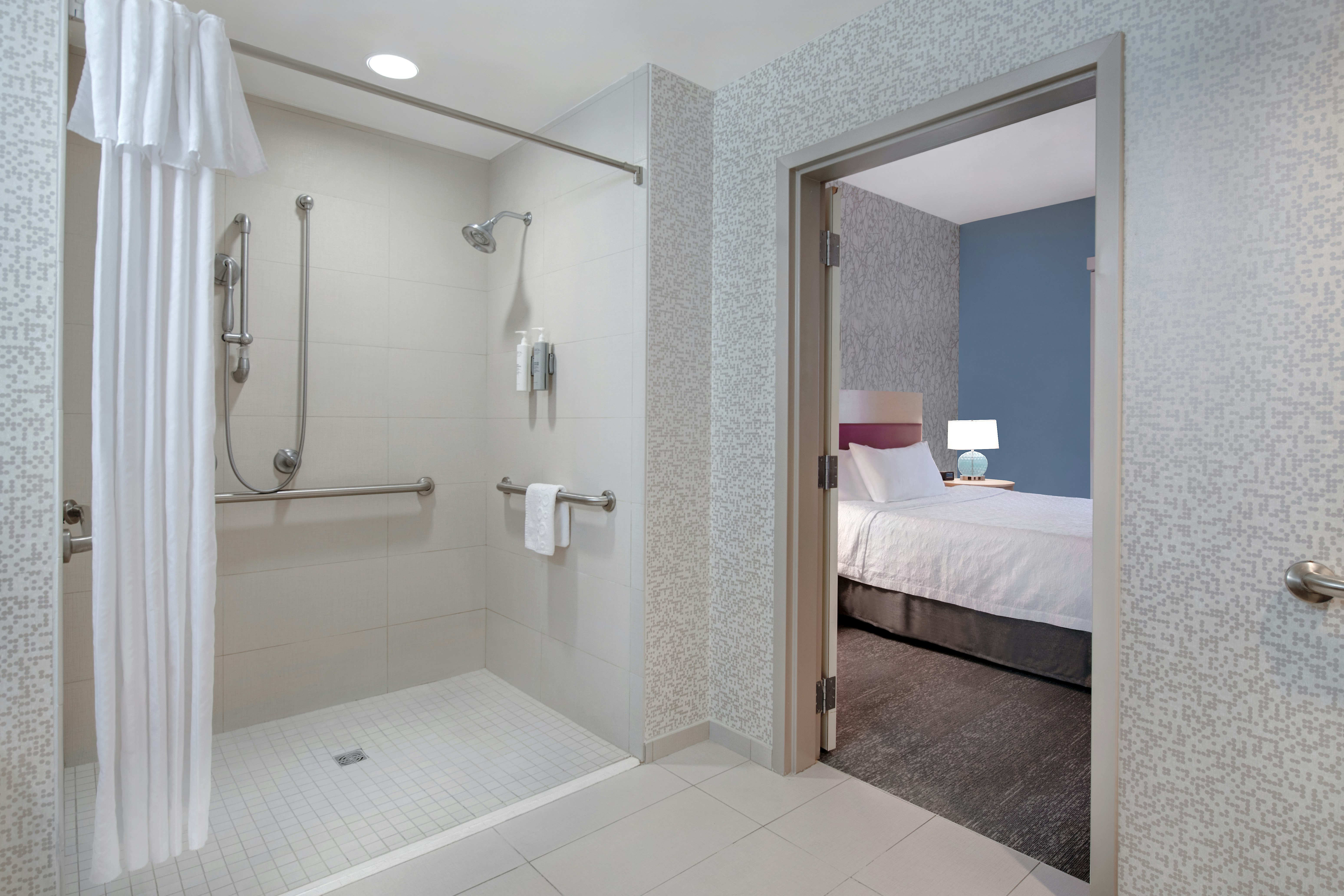 SUITE, KING BED, ACCESSIBLE