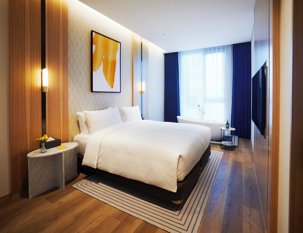 1 Bedroom, Suite, King Bed, Sofa, Bathtub