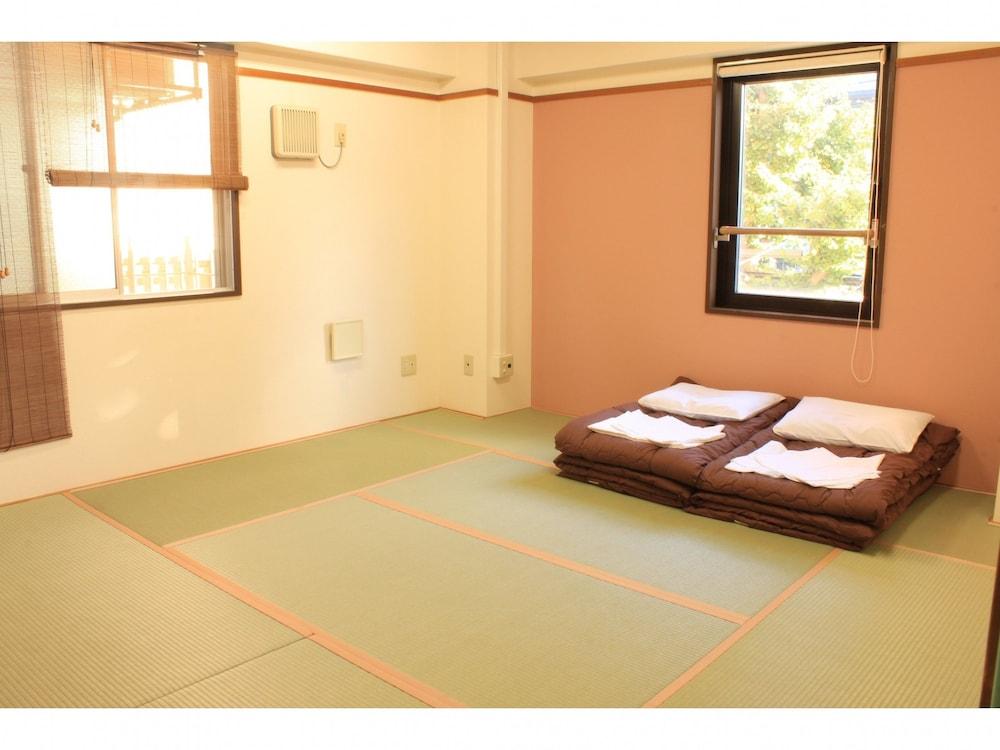 JAPANESE, SHARED BATHROOM