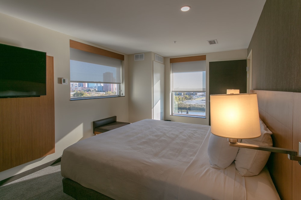 Hyatt Place Wilmington Riverfront 16/66