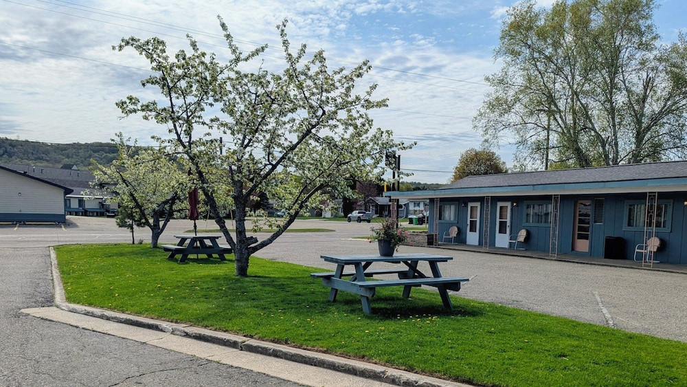 Scotty's Motel 38/50