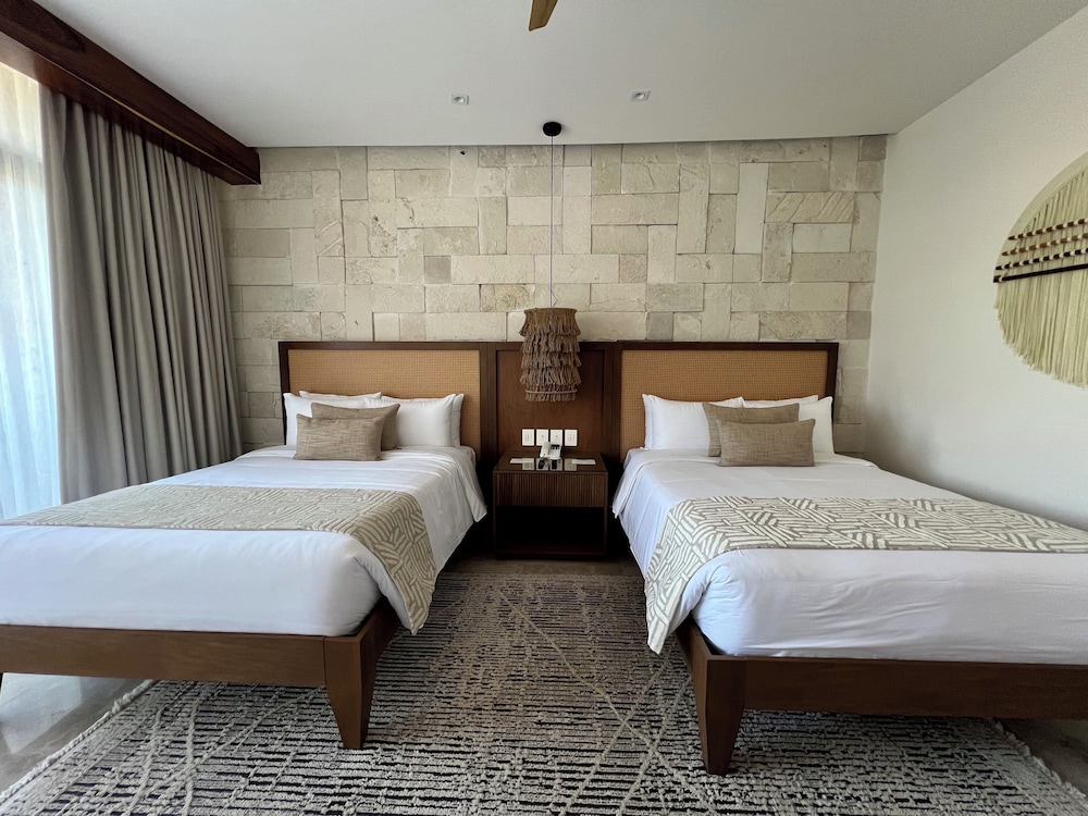 Hotel Mundo Maya 25/50