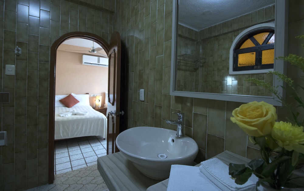 Hotel & Suites Bucaneros, Isla Mujeres 48/48
