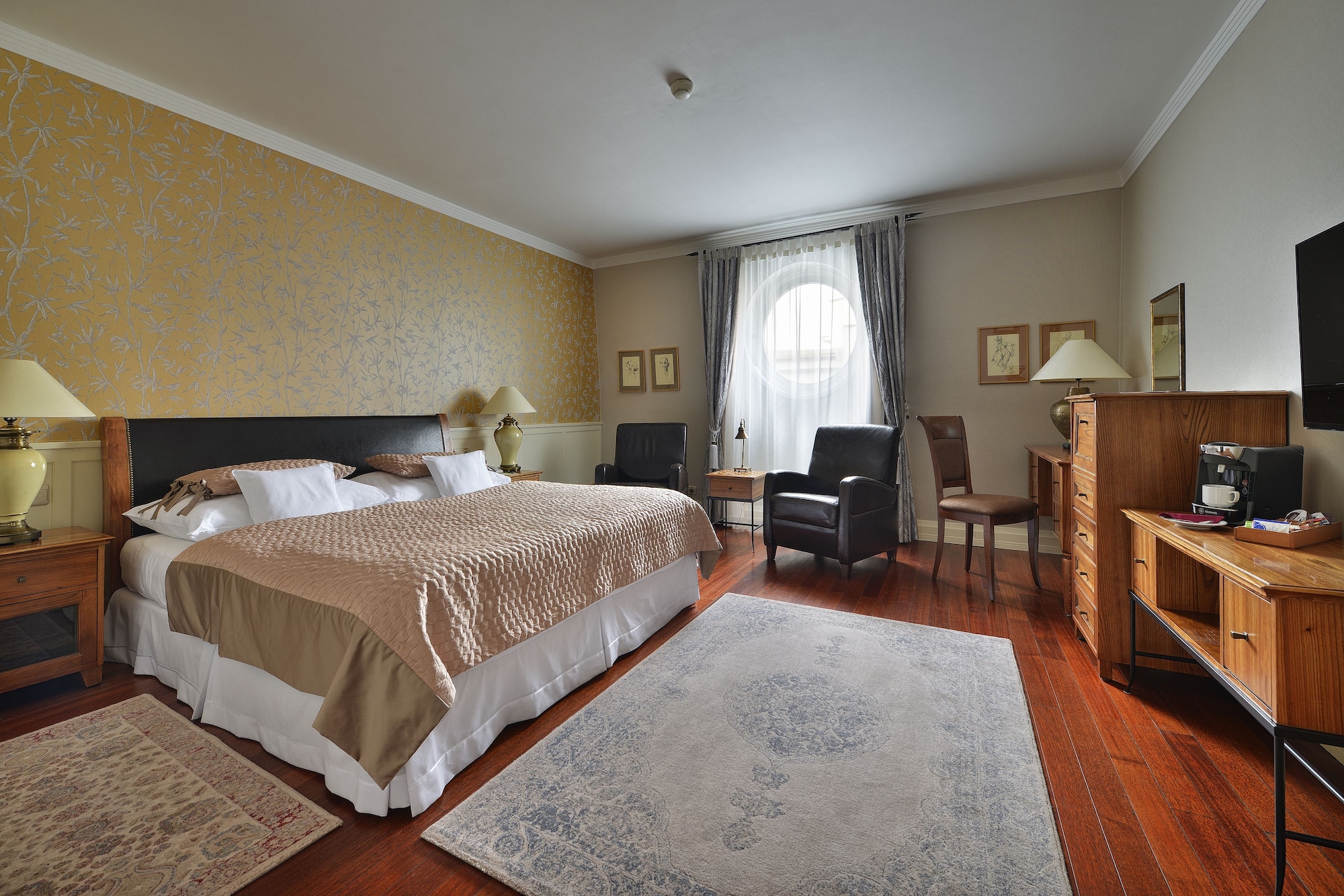 EXECUTIVE, DOUBLE BED