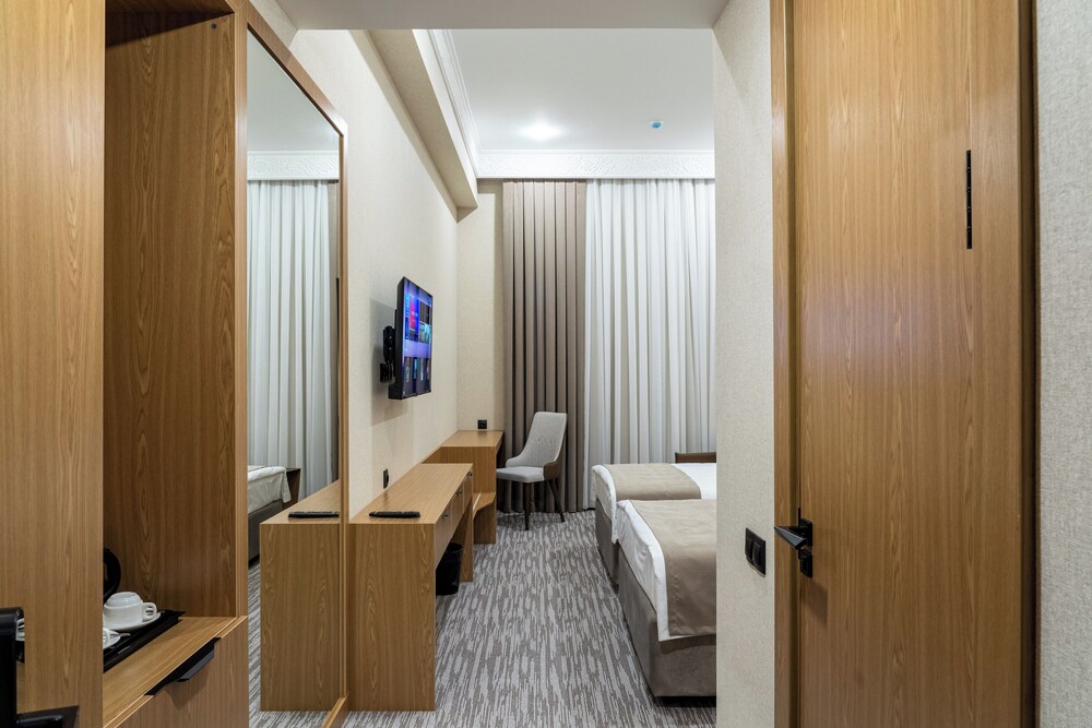 MIRZO HOTEL 57/62