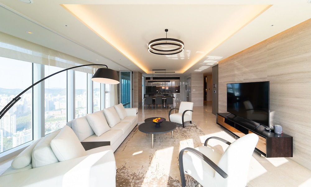 NEWCZ LCT RESIDENCE 23/48