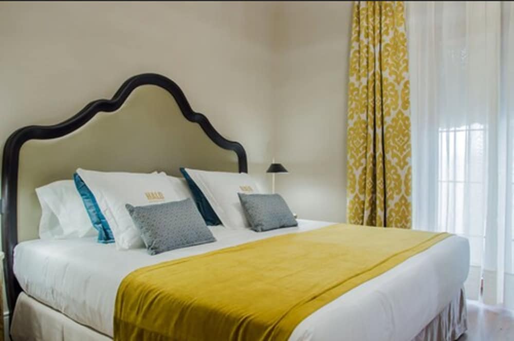 JUNIOR SUITE, KING BED