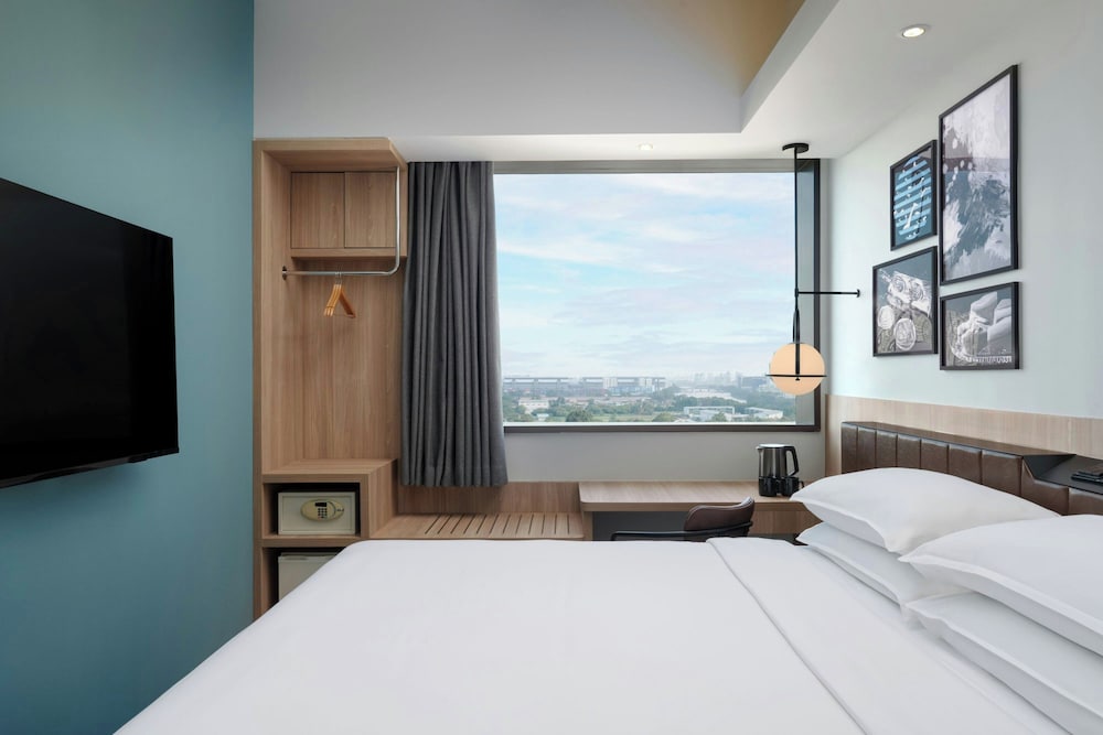 Deluxe, King Bed
