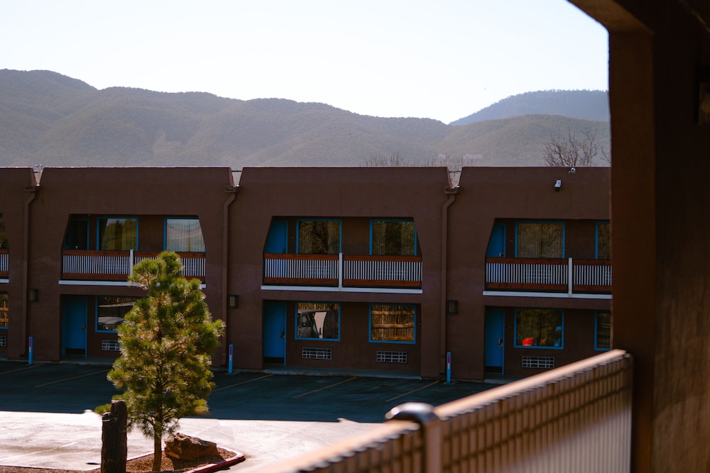 Taos Valley Lodge 10/88