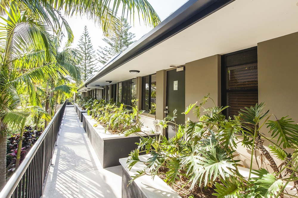 JULIANS APARTMENTS 2/50
