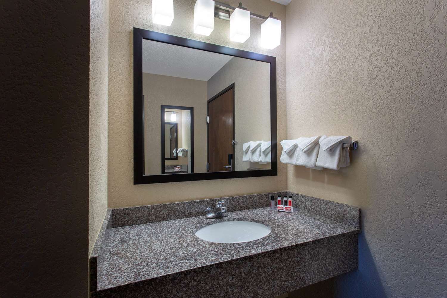 Ramada by Wyndham Glendale Heights/Lombard 17/18