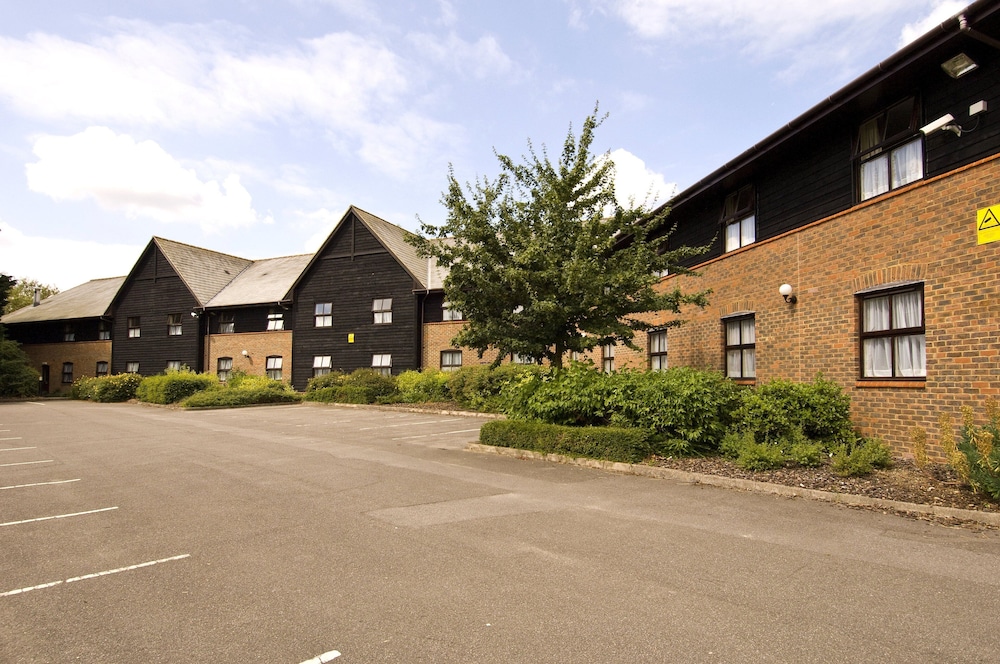 Premier Inn Farnborough West (Southwood) 36/38