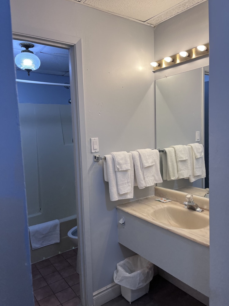 Knights Inn Midland 30/32