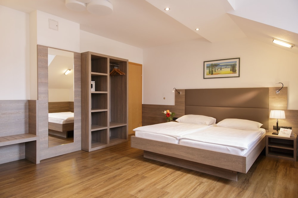 Lucia Hotel 8/46