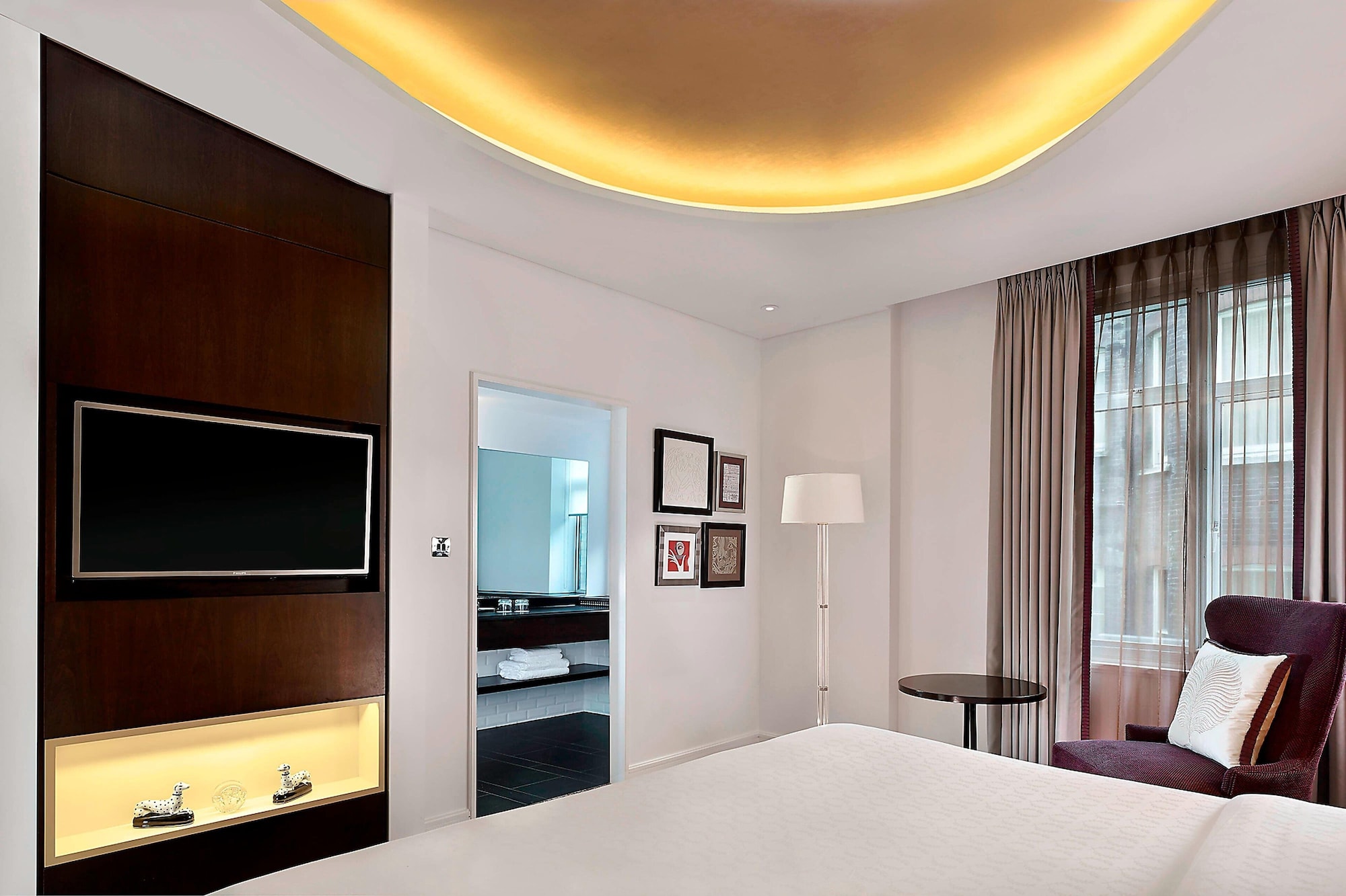DELUXE, KING BED