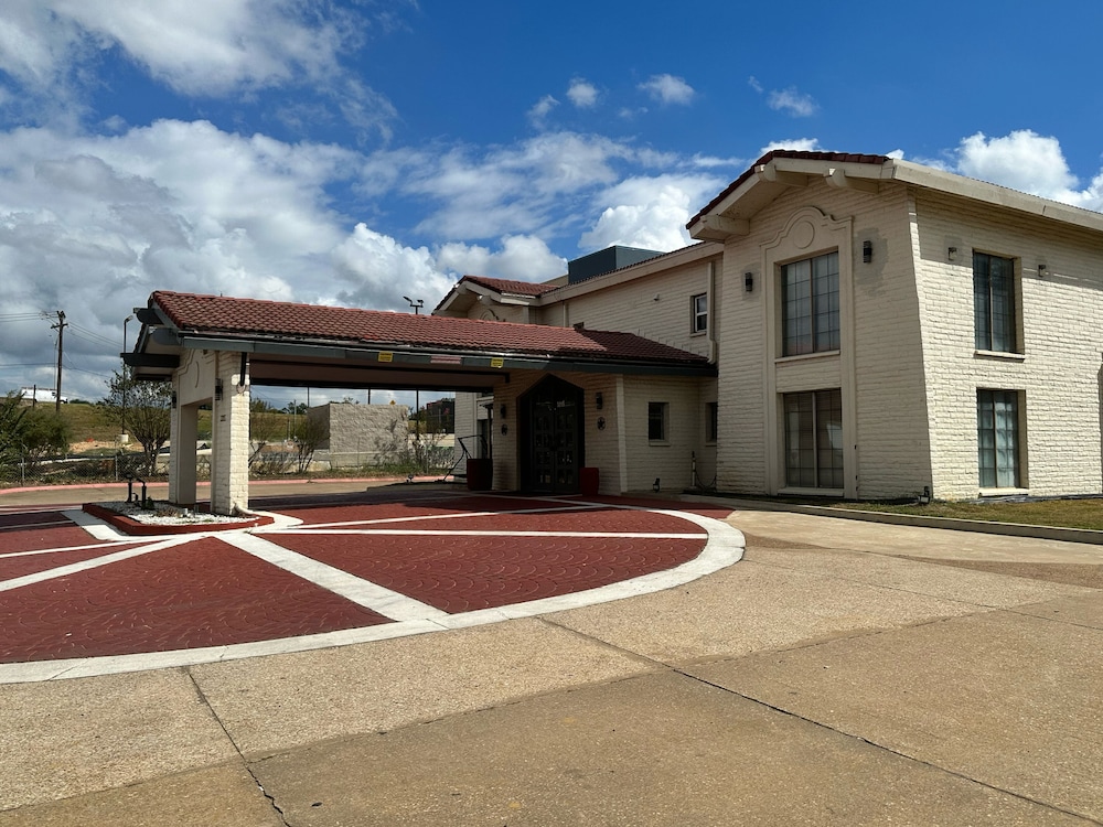 Super 8 by Wyndham Nacogdoches Near University 47/58