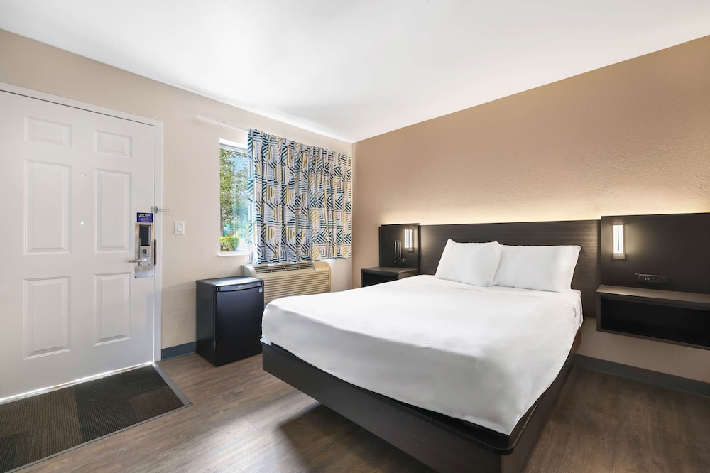 Standard, Queen Bed