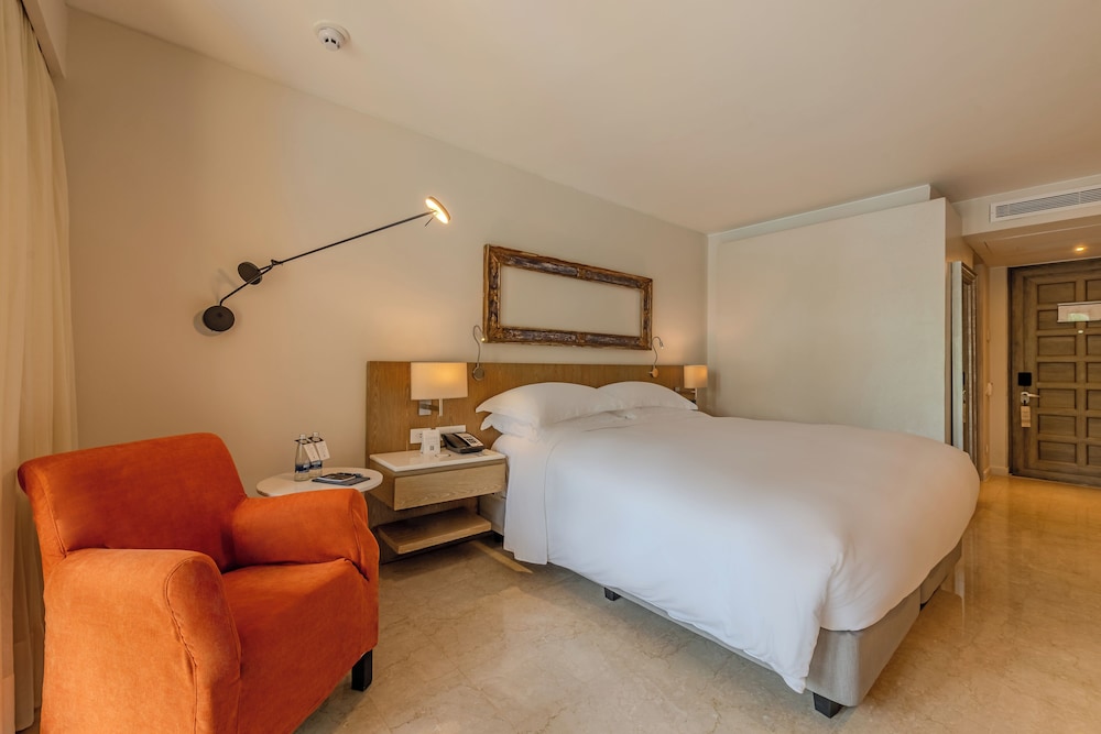 CLASSIC, KING BED, INTERIOR VIEW