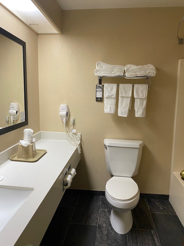 Super 8 by Wyndham New Hampton 29/32