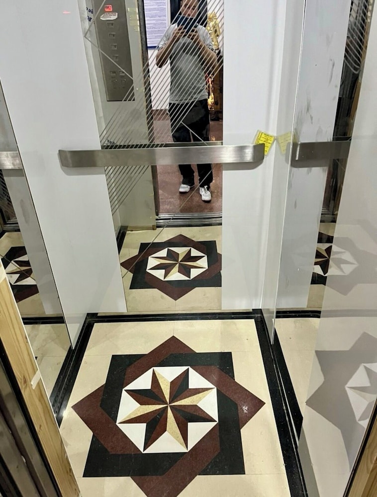 Stargazer Hotel 2/40
