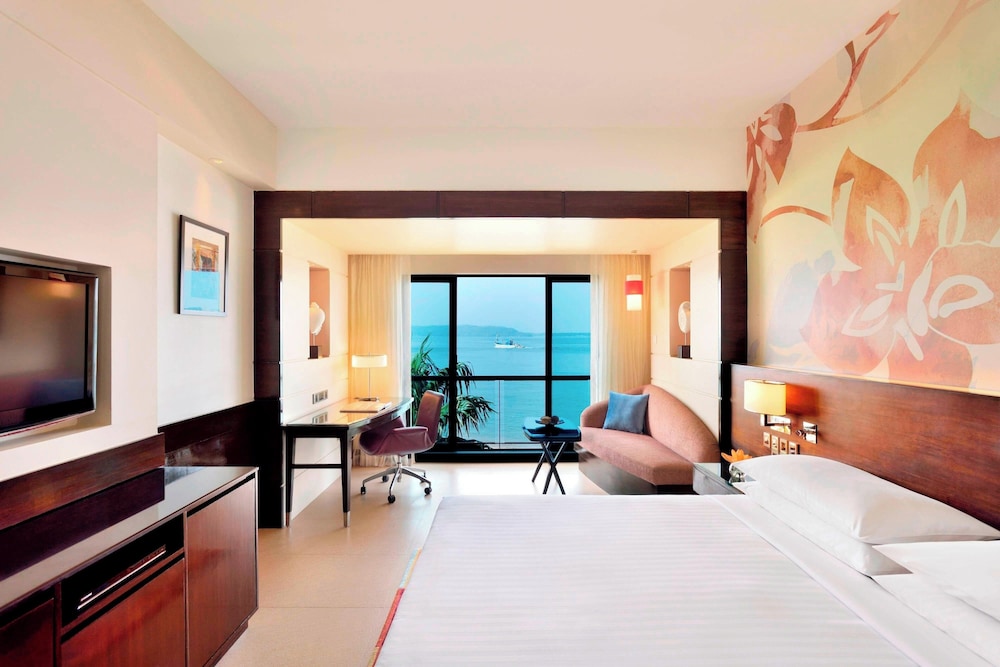 room, 2 queen beds, bay view