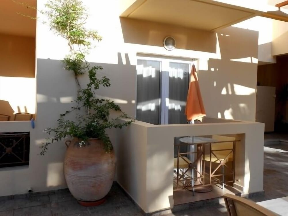 Lambrinos Suites 8/51