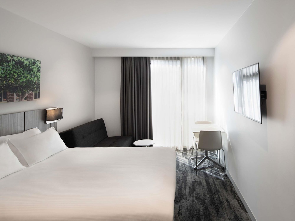 EXECUTIVE, QUEEN BED