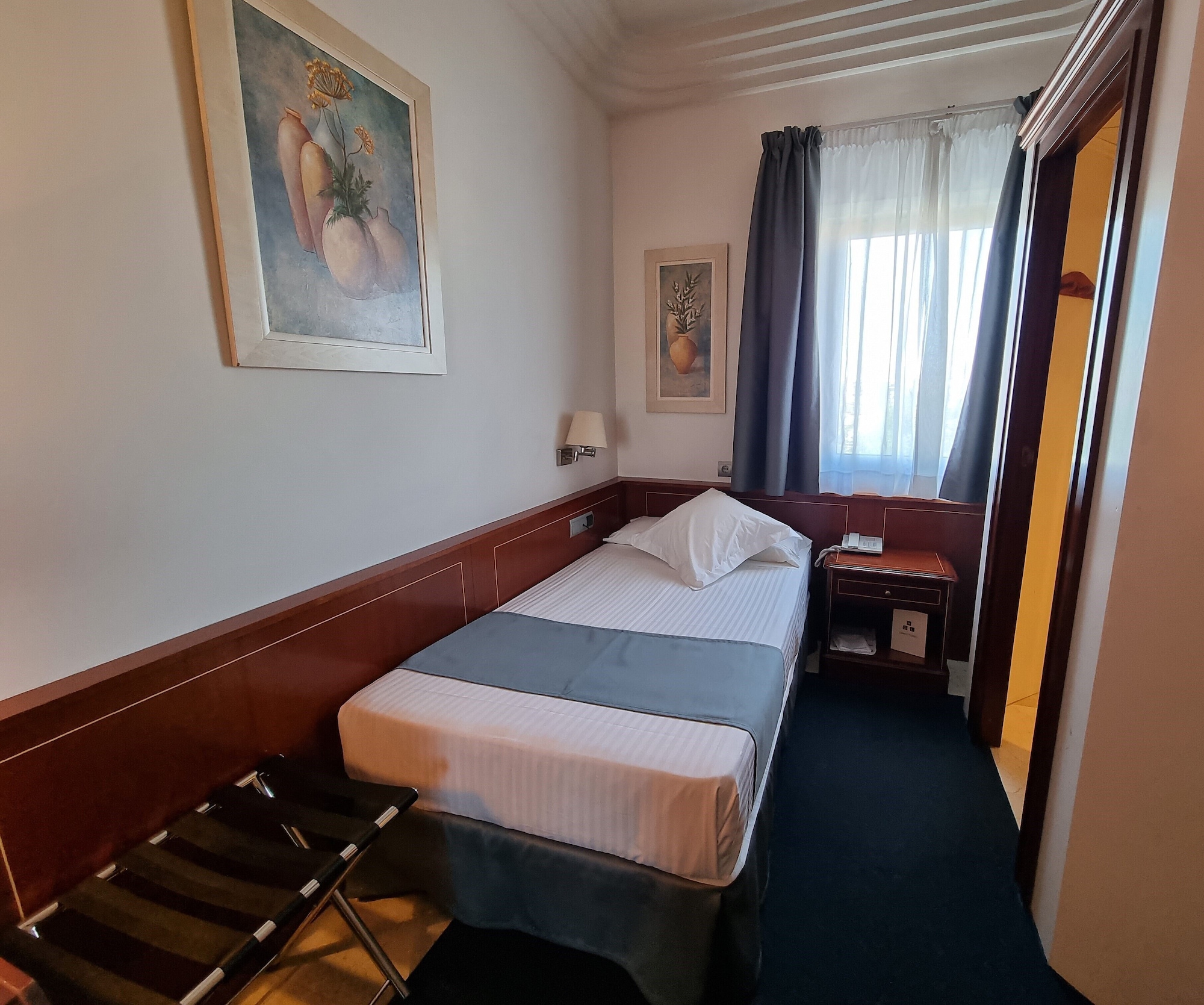 ROOM, SINGLE