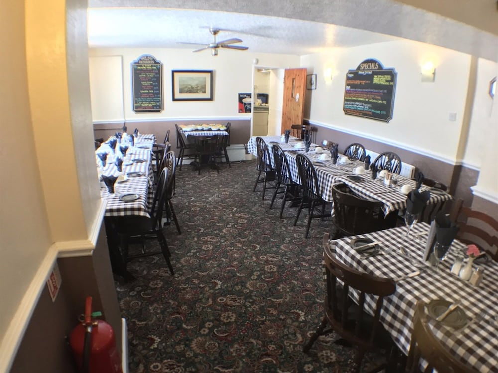 The Fox & Hounds Inn 23/35