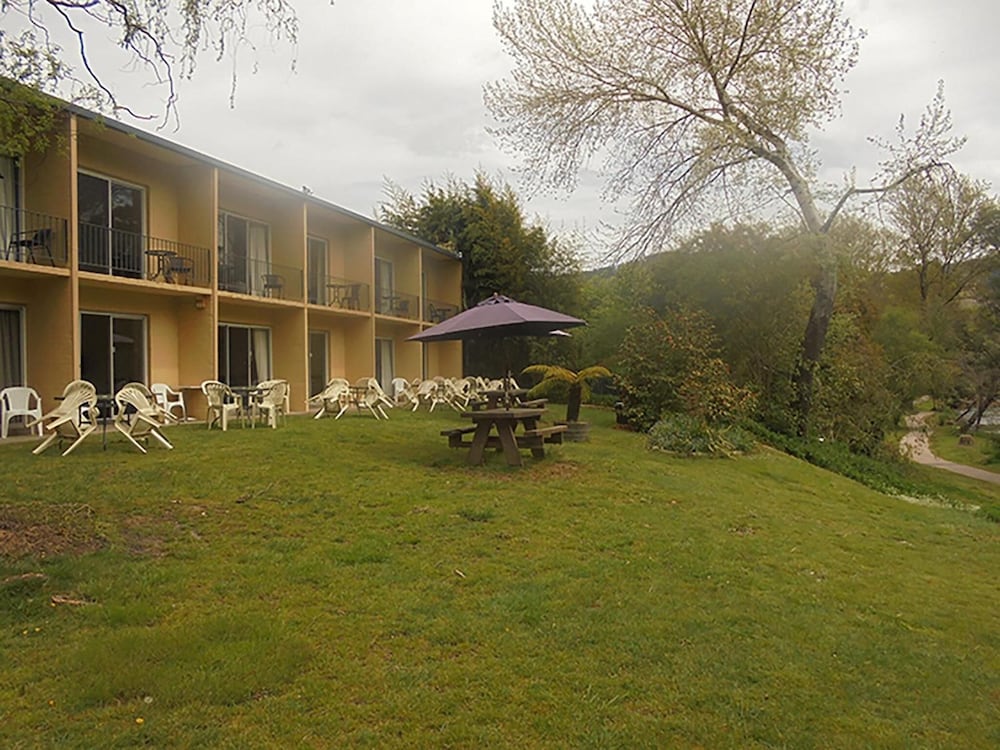 RIVERBANK PARK MOTEL 4/63