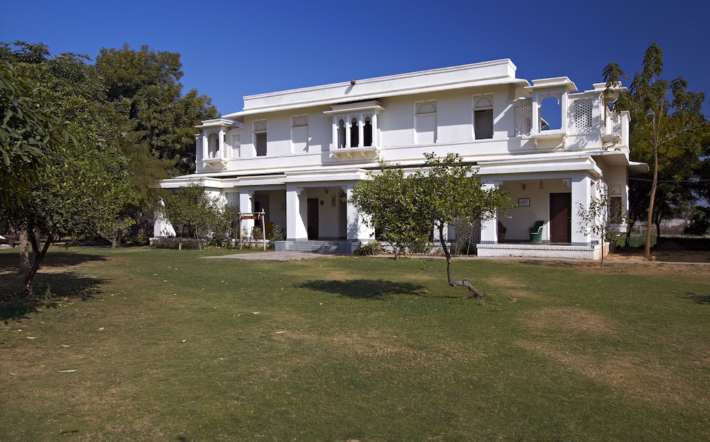 Hotel Alwar Bagh