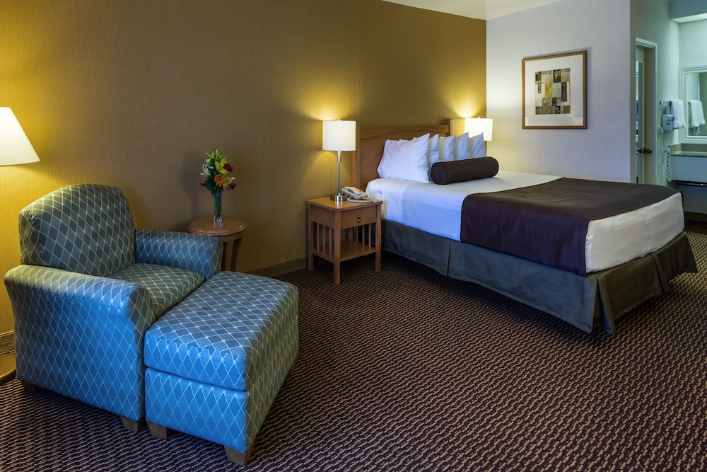 Ramada By Wyndham Costa Mesa/Newport Beach 20/38