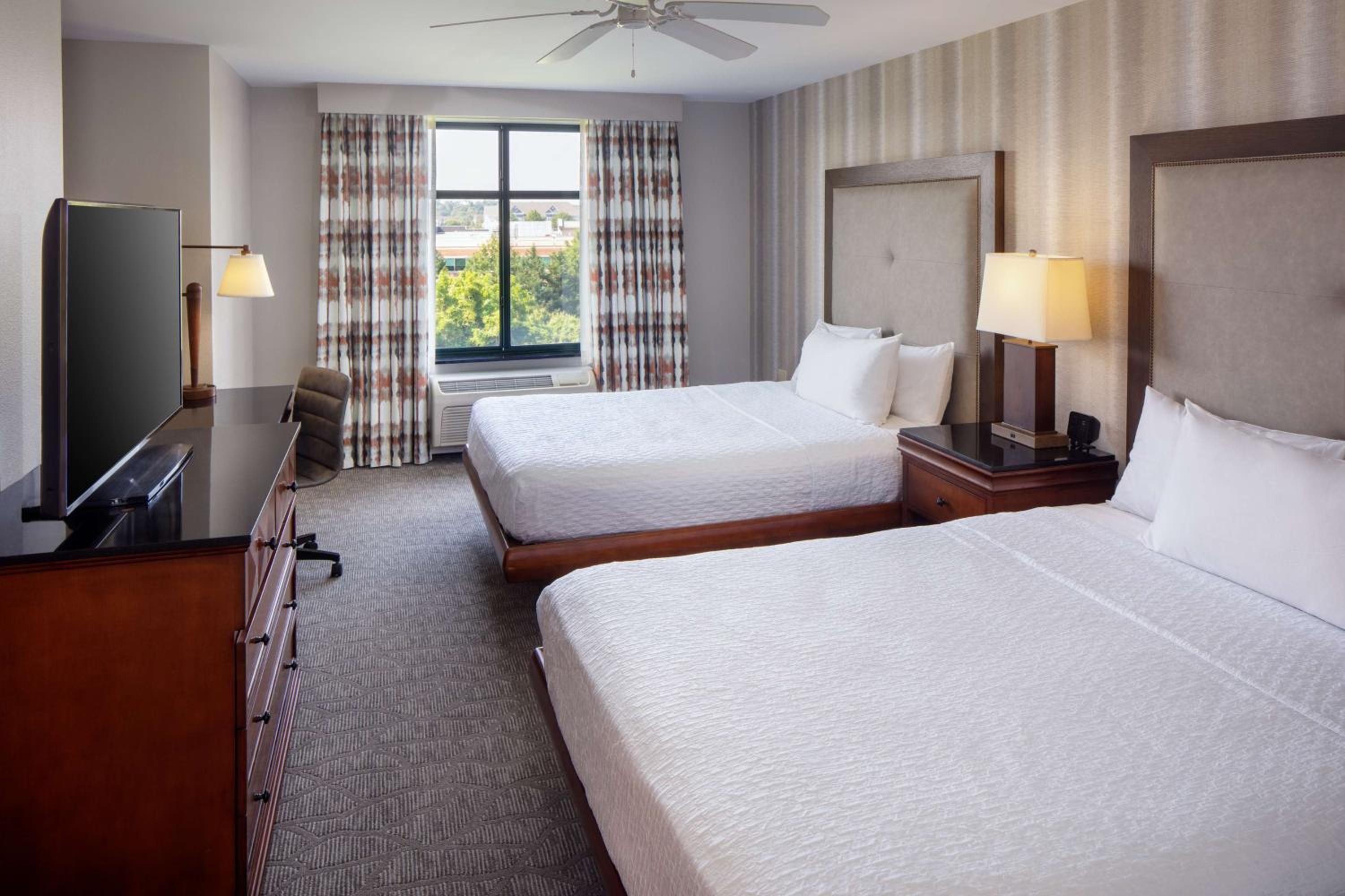 1 Bedroom, Suite, 2 Queen Beds, Sofa