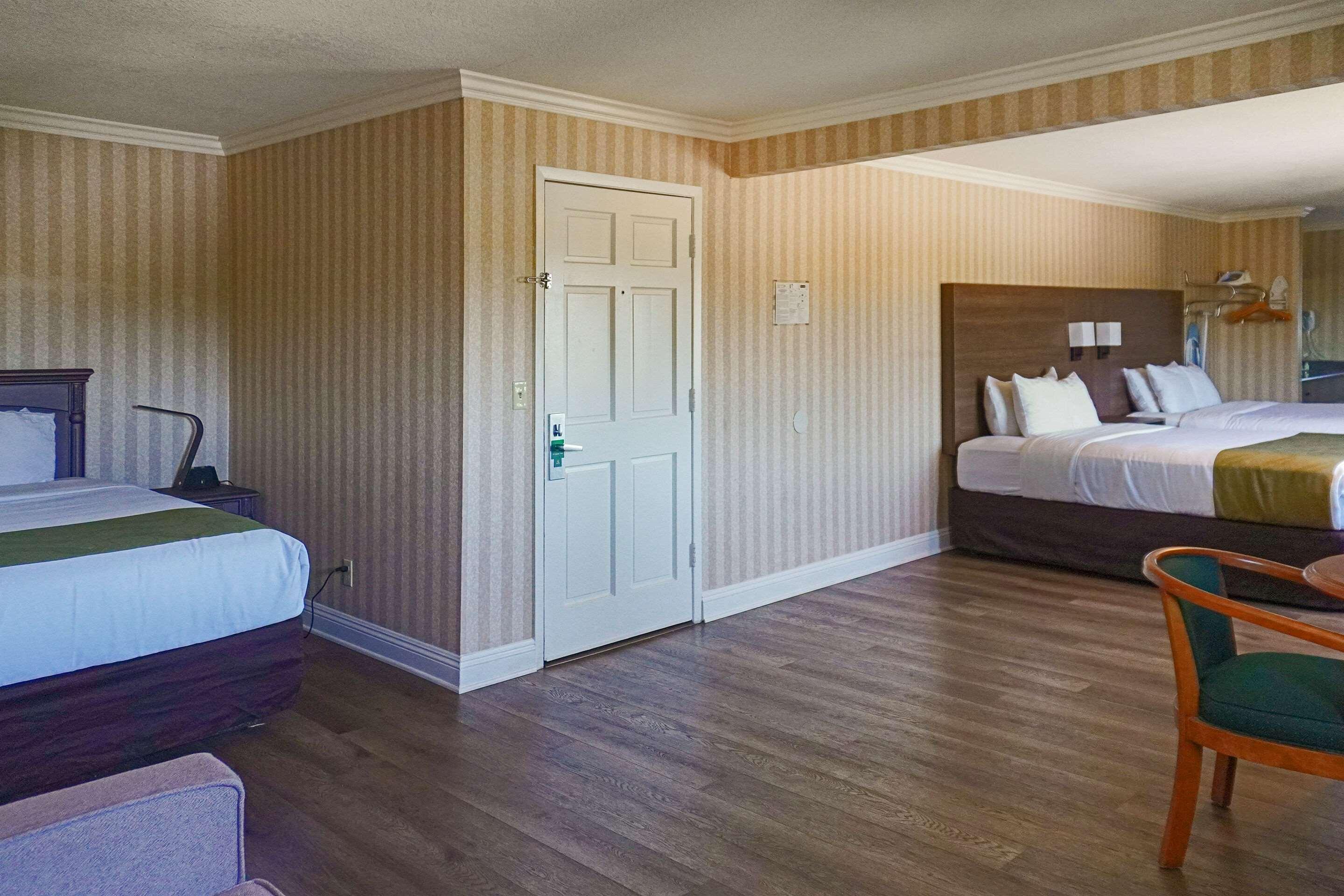 Suite, 3 Queen Beds, Quality Inn Suites Anaheim Maingate 3/3