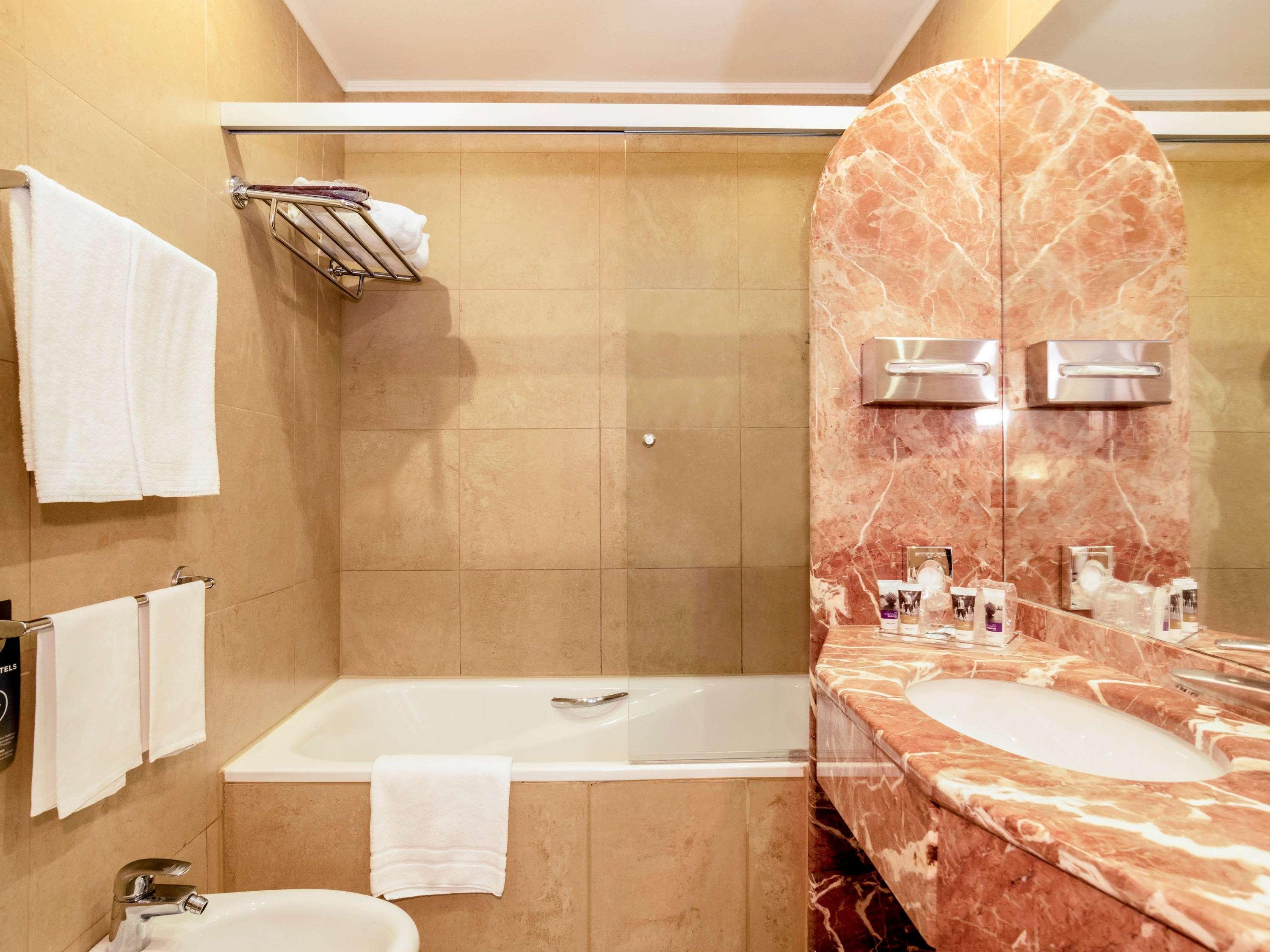 غرفة قياسية مفردة بسرير كوين، Mercure Roma West 2/3