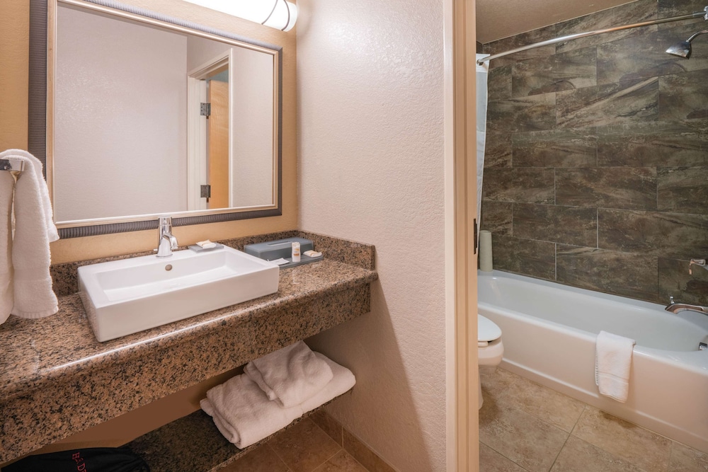Best Western Plus Riverfront Hotel And Suites 12/37