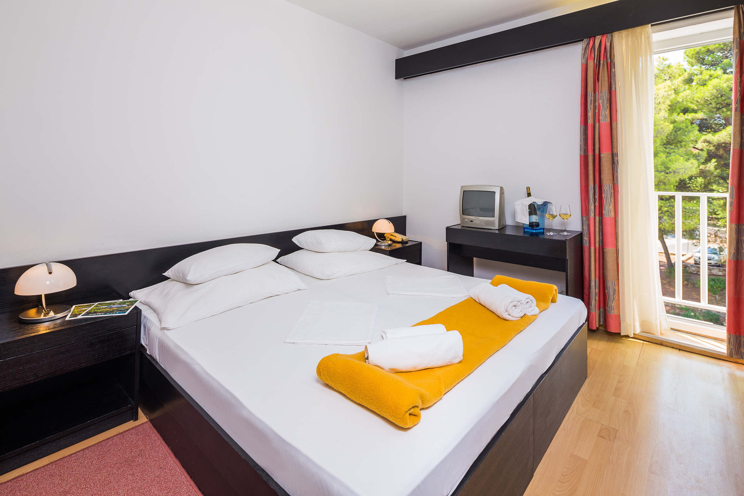 Standard, Double Bed, Side Sea View, Balcony