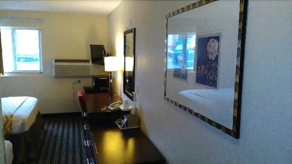 Travelodge By Wyndham Loveland/Fort Collins Area 14/25
