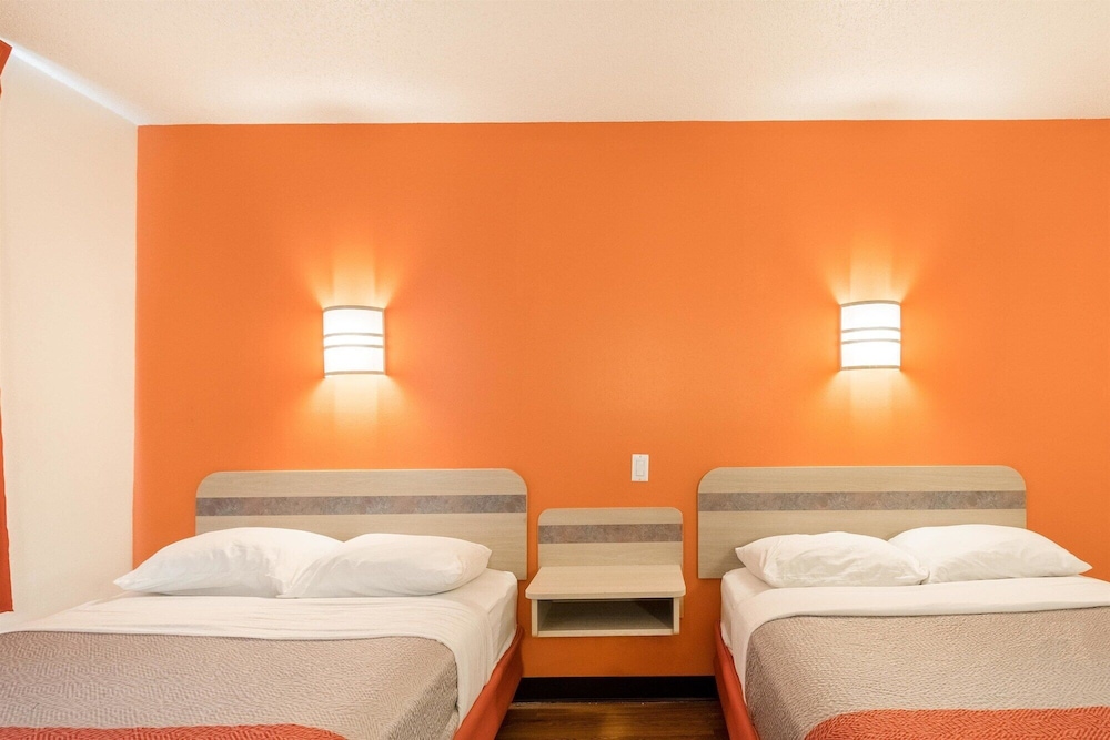 2 Full Beds - Non-Smoking, Motel6 Newport, TN 4/6