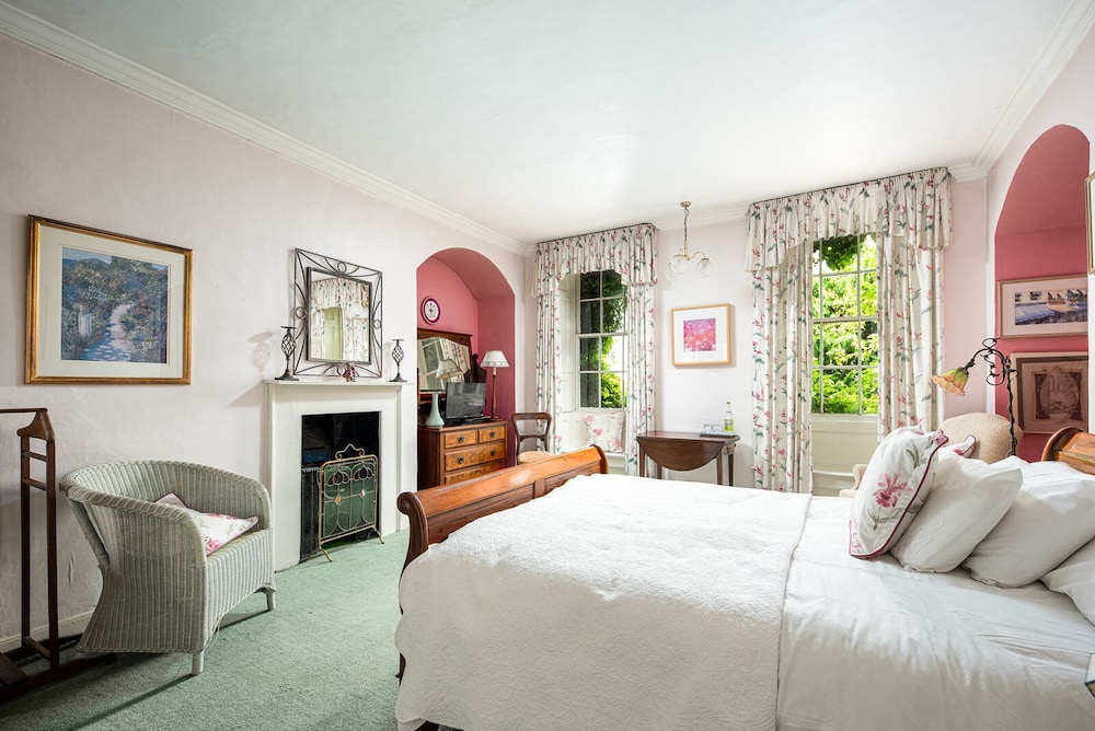 Compton House - Guest House 8/25
